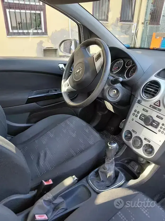 Usata Opel Corsa 85 CV (62 kW) 2011 Marrone Utilitaria