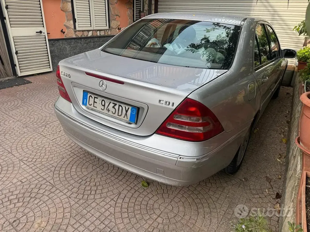 Begagnad Mercedes C220 150 HK (110 kW) 2004 Grå Sedan