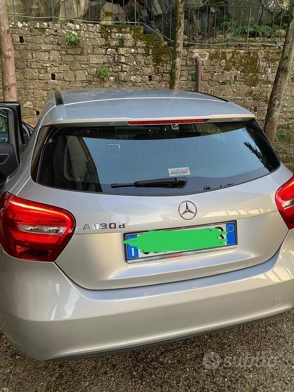 Usata Mercedes A180 109 CV (80 kW) 2017 Grigio Utilitaria