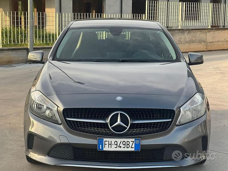 Usata Mercedes A180 Premium 109 CV (80 kW) 2017 Grigio Berlina