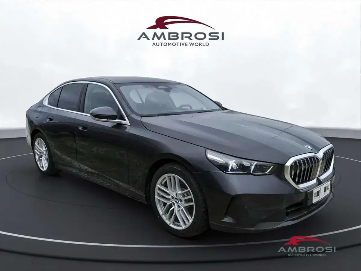 Usata BMW 520 197 CV (144 kW) 2025 Sophisto grey metallizzato Berlina