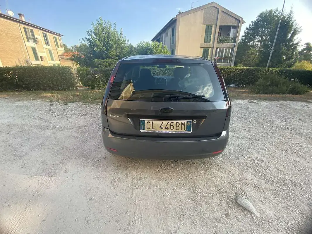 Usata Ford Fiesta Ghia 75 CV (55 kW) 2004 Bluazzurro Utilitaria