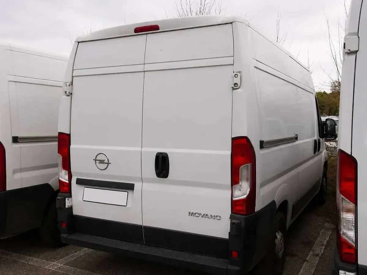Usata Opel Movano 140 CV (102 kW) 2024 Bianco pastello Furgone