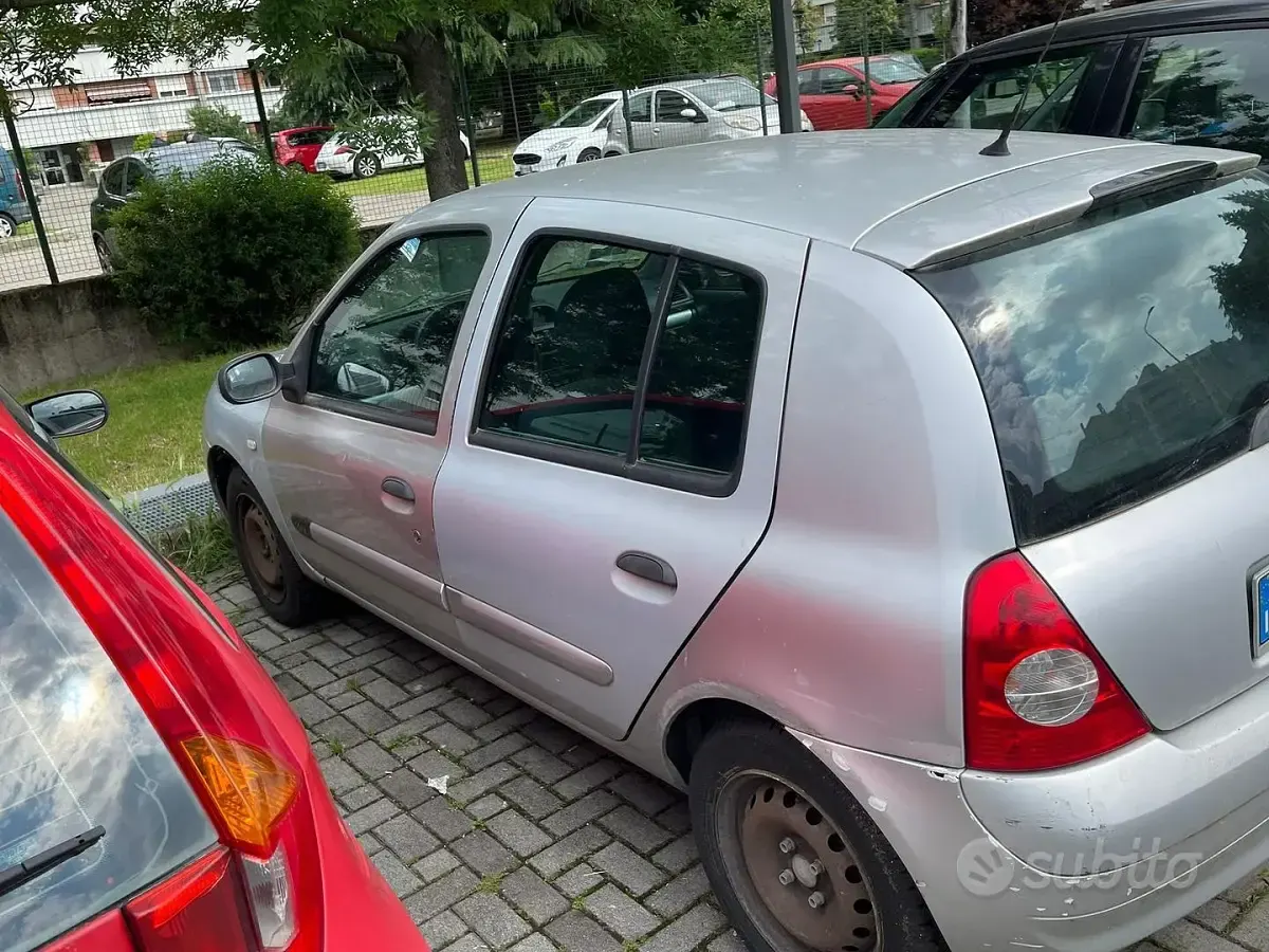 Usata Renault Clio 75 CV (55 kW) 2005 Grigio Utilitaria