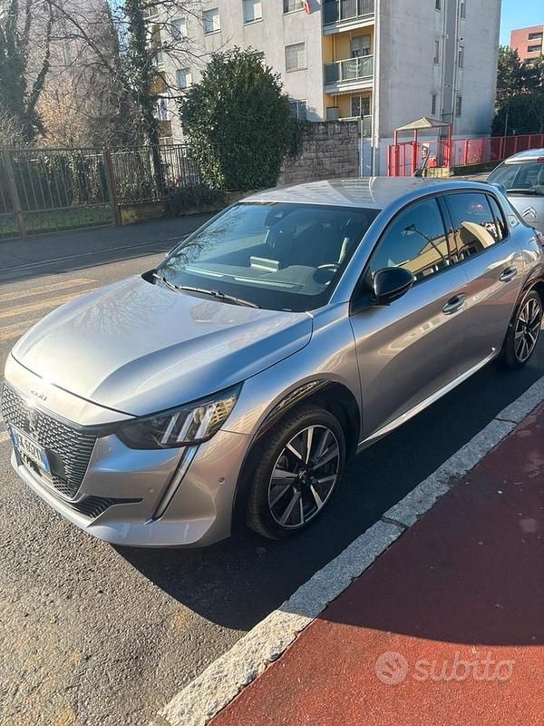 Grigio Usata 2022 Peugeot 208 GT Due volumi | 18.000 € (Molto cara) - Immagine 1/3