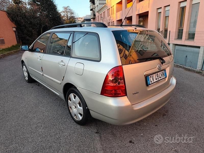 Usata Toyota Corolla 97 CV (71 kW) 2005 Grigio Station wagon