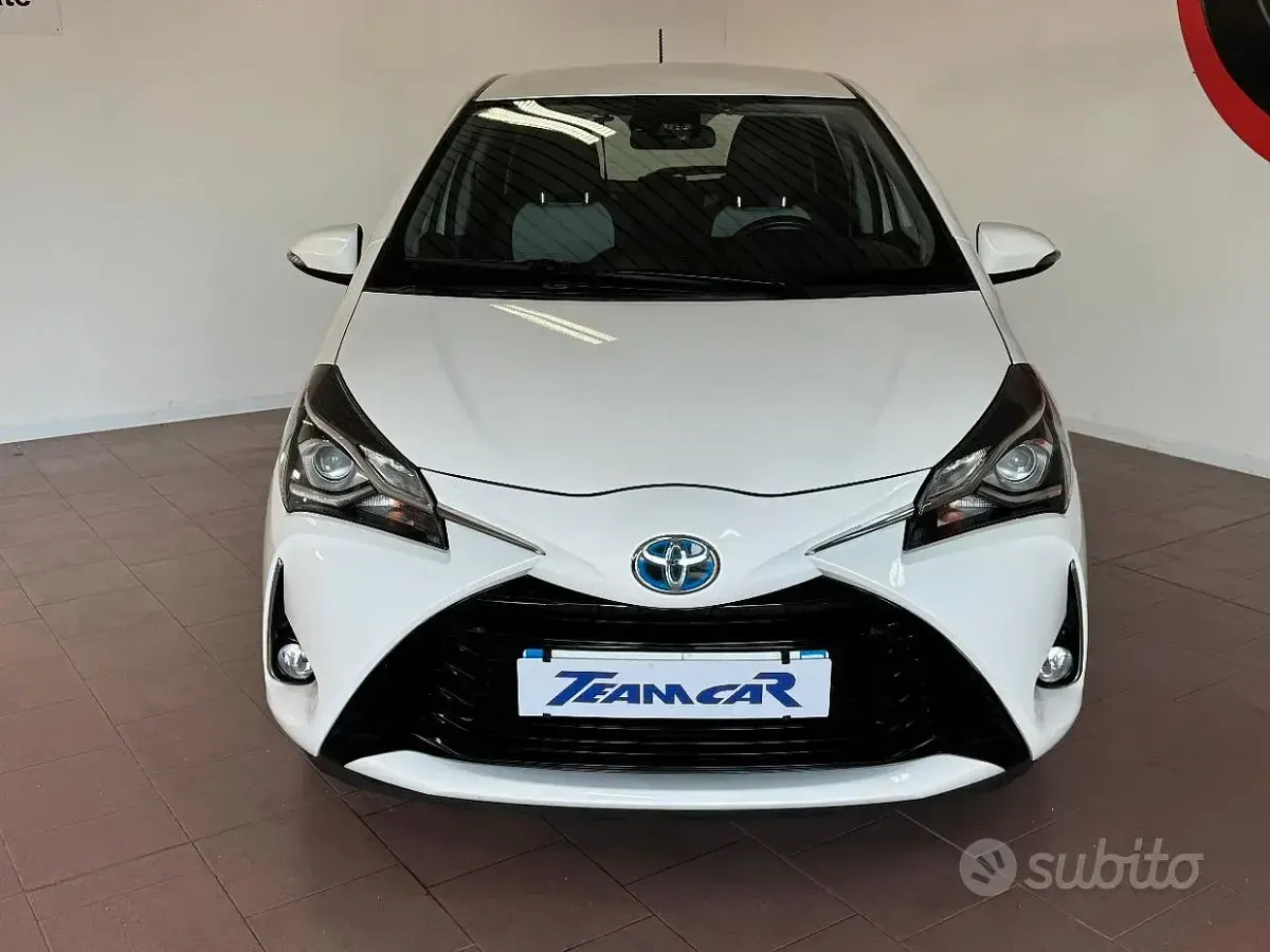 Usata Toyota Yaris Hybrid Business Edition 73 CV (53 kW) 2020 Bianco Berlina