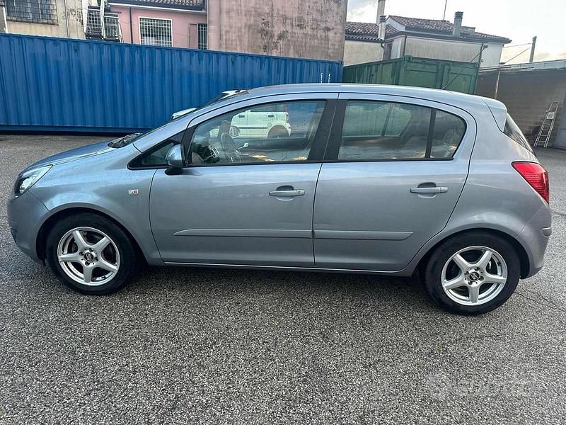 Usata Opel Corsa Cosmo 90 CV (66 kW) 2007 Grigio Berlina