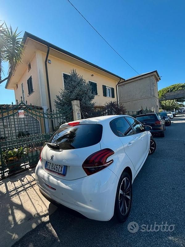 Usata Peugeot 208 100 CV (73 kW) 2020 Bianco Utilitaria