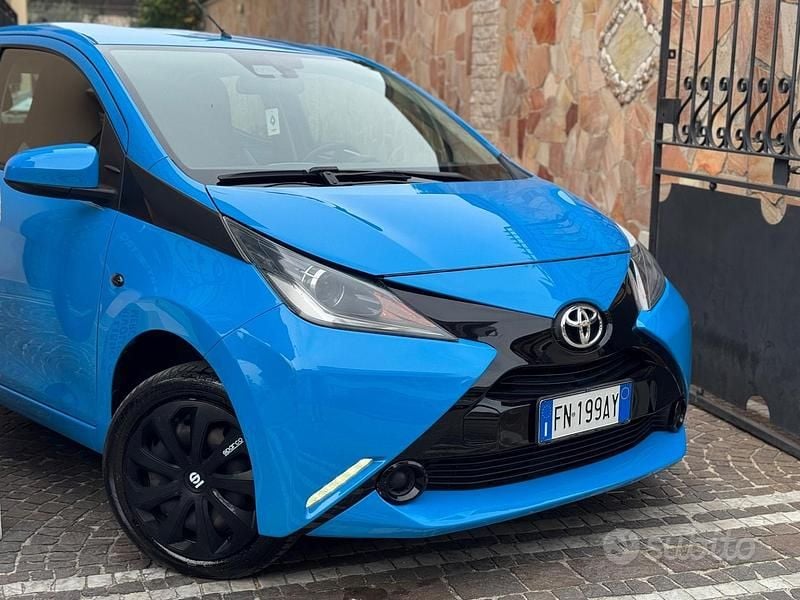 Usata Toyota Aygo Cool 72 CV (52 kW) 2018 Blu Utilitaria