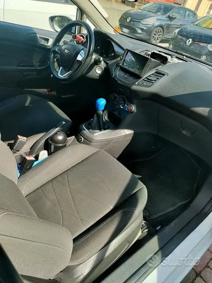 Usata Ford Fiesta 97 CV (71 kW) 2013 Bianco Utilitaria