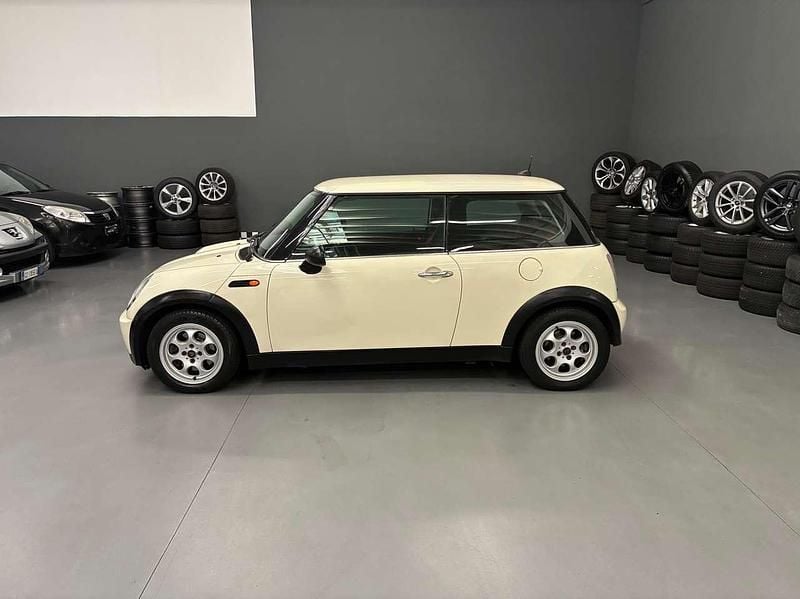 Begagnad Mini ONE 90 HK (66 kW) 2005 Vit Halvkombi