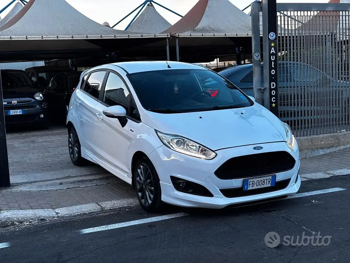 Usata Ford Fiesta ST-Line 75 CV (55 kW) 2017 Bianco Utilitaria