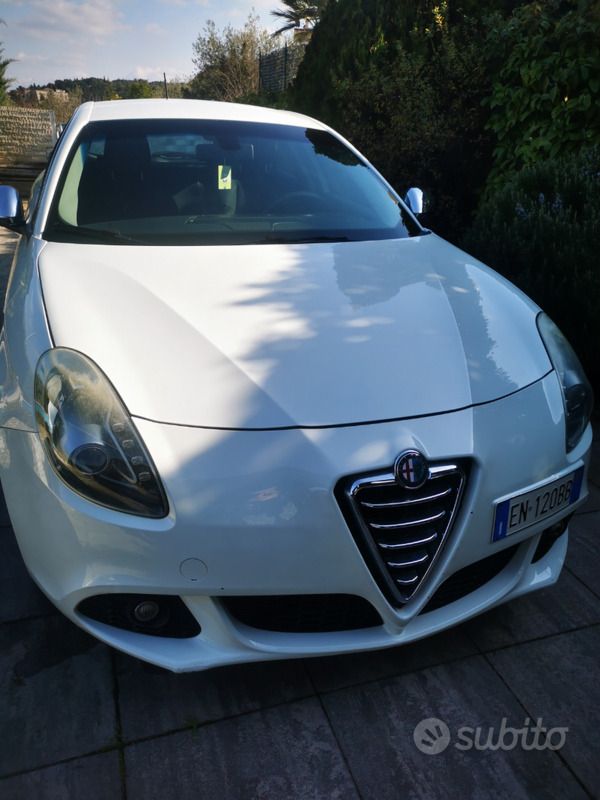 Bianco Usata 2013 Alfa Romeo Giulietta Due volumi | 6500 € (Buon prezzo) - Immagine 1/4