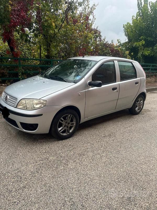 Grigio Usata 2009 Fiat Punto Due volumi | 3300 € (Buon prezzo) - Immagine 1/4