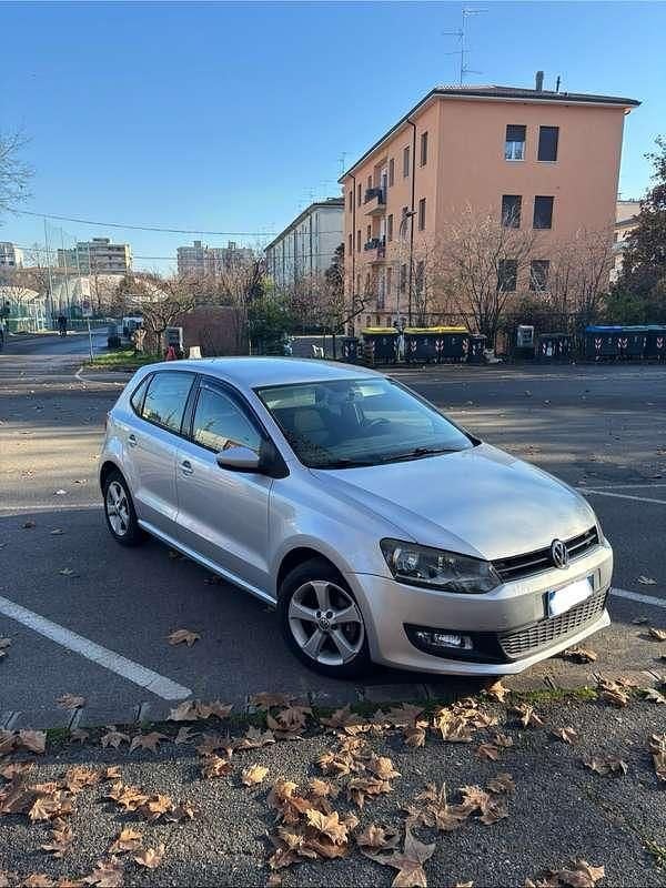 Argento Usata 2010 VW Polo Comfortline Tre volumi | 4200 € (Ottimo prezzo) - Immagine 1/4