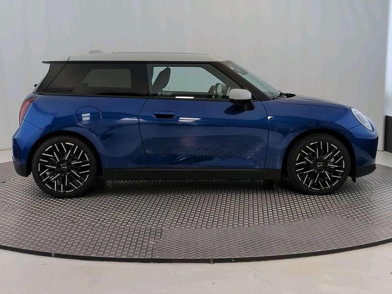 Usata Mini Cooper SE Favoured 160 kW (218 CV) 2024 Blu/azzurro Utilitaria