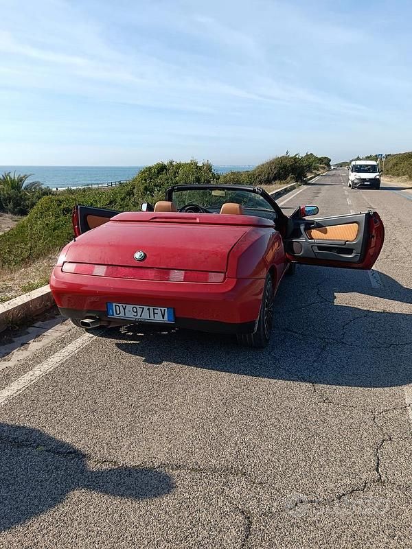 Usata Alfa Romeo Spider 122 CV (89 kW) 2001 Rosso Cabrio