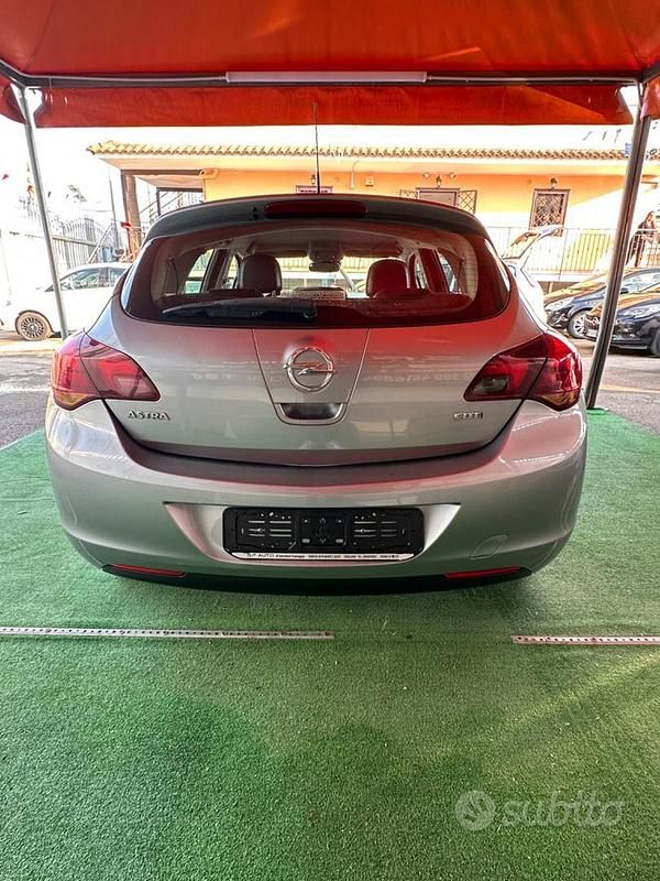 Usata Opel Astra Cosmo 125 CV (91 kW) 2010 Grigio Berlina