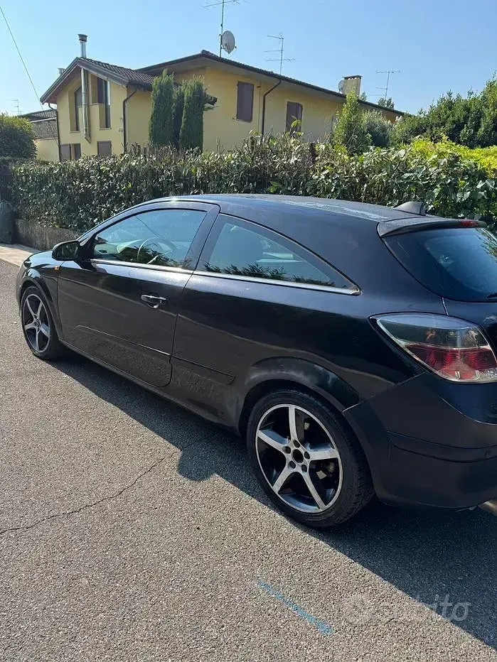 Usata Opel Astra GTC Cosmo 115 CV (84 kW) 2009 Nero Berlina