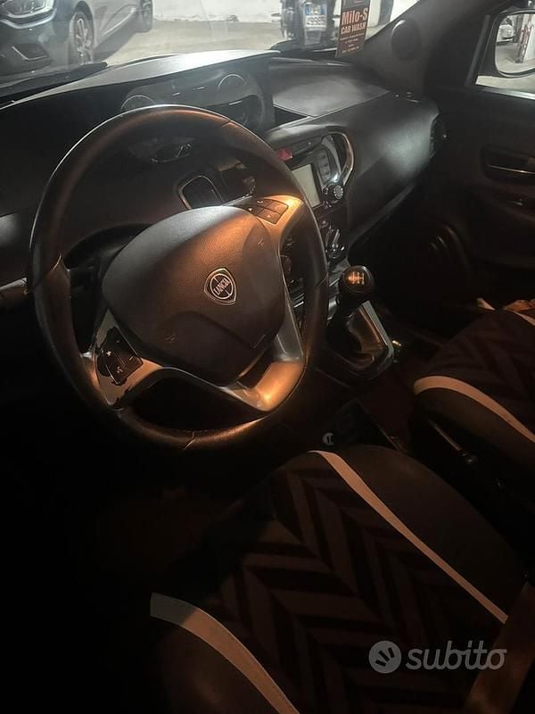 Usata Lancia Ypsilon 69 CV (50 kW) 2017 Grigio Utilitaria