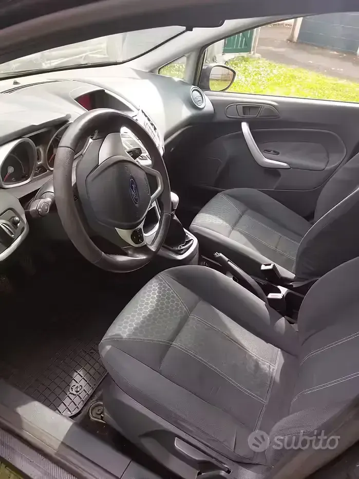 Usata Ford Fiesta Titanium 82 CV (60 kW) 2009 Grigio Utilitaria