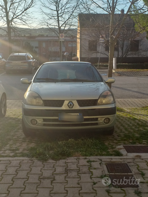 Usato 2003 Renault Clio II Benzin (1.500 €)