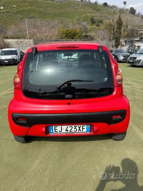 Usata Peugeot 107 68 CV (50 kW) 2011 Rosso Utilitaria