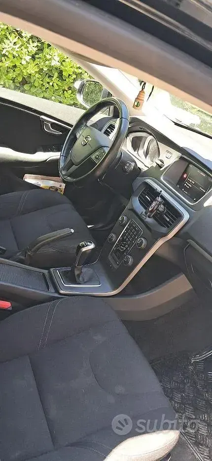 Usata Volvo V40 120 CV (88 kW) 2017 Nero Berlina