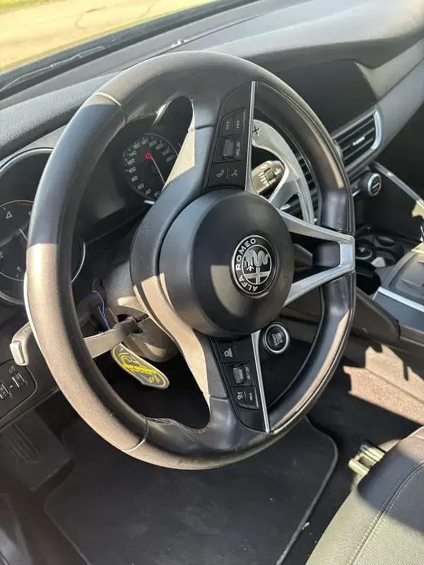 Begagnad Alfa Romeo Giulia Business 150 HK (110 kW) 2017 Grå Sedan