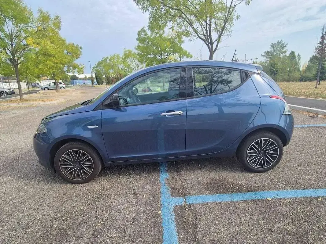 Usata Lancia Ypsilon Gold 69 CV (50 kW) 2023 Blu/azzurro Utilitaria