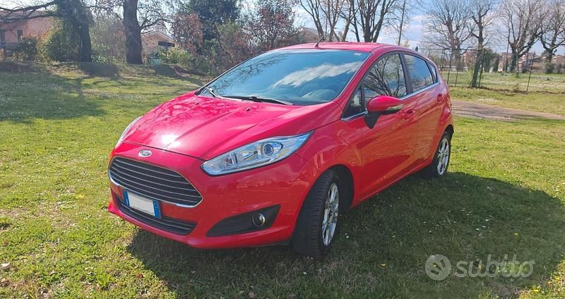 Usata Ford Fiesta 92 CV (67 kW) 2016 Rosso Berlina