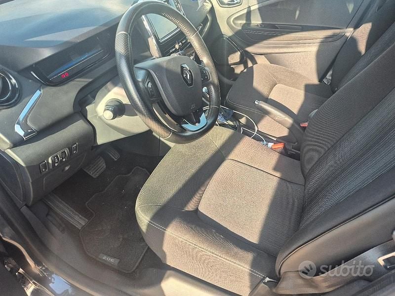 Begagnad Renault Zoe 50 kW (69 HK) 2019 Grå Halvkombi