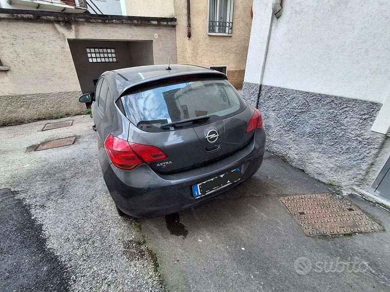 Usata Opel Astra 90 CV (66 kW) 2011 Berlina