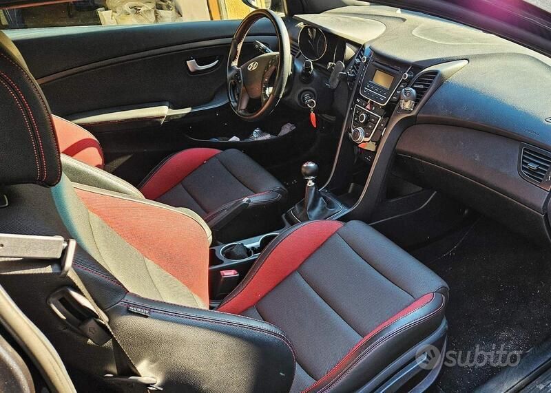 Usata Hyundai i30 186 CV (136 kW) 2015 Blu/azzurro Berlina