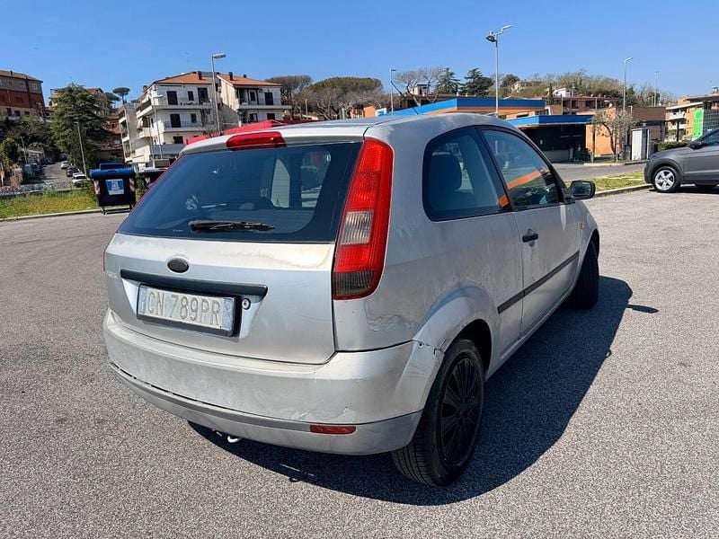 Usata Ford Fiesta Ghia 74 CV (54 kW) 2004 Argento Utilitaria