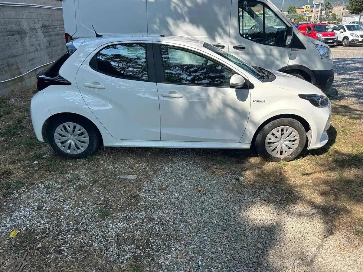 Usata Toyota Yaris Hybrid Trend 92 CV (67 kW) 2021 Bianco Berlina