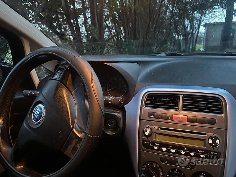 Usata Fiat Grande Punto 77 CV (56 kW) 2006 Blu Utilitaria