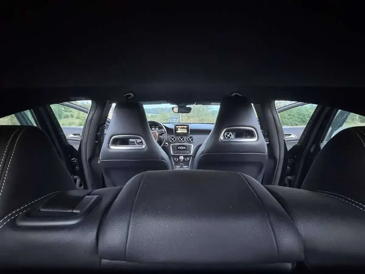 Usata Mercedes A180 114 CV (83 kW) 2013 Nero lucido Utilitaria