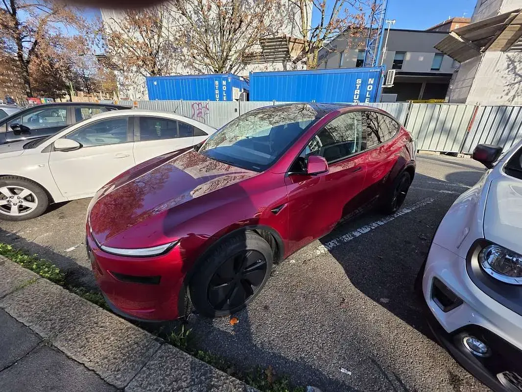 Usata Tesla Model Y Long Range RWD 119 kW (163 CV) 2025 Rosso SUV