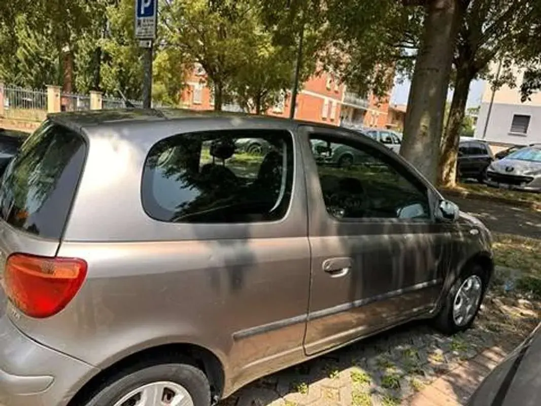 Usata Toyota Yaris 65 CV (47 kW) 2003 Grigio Utilitaria