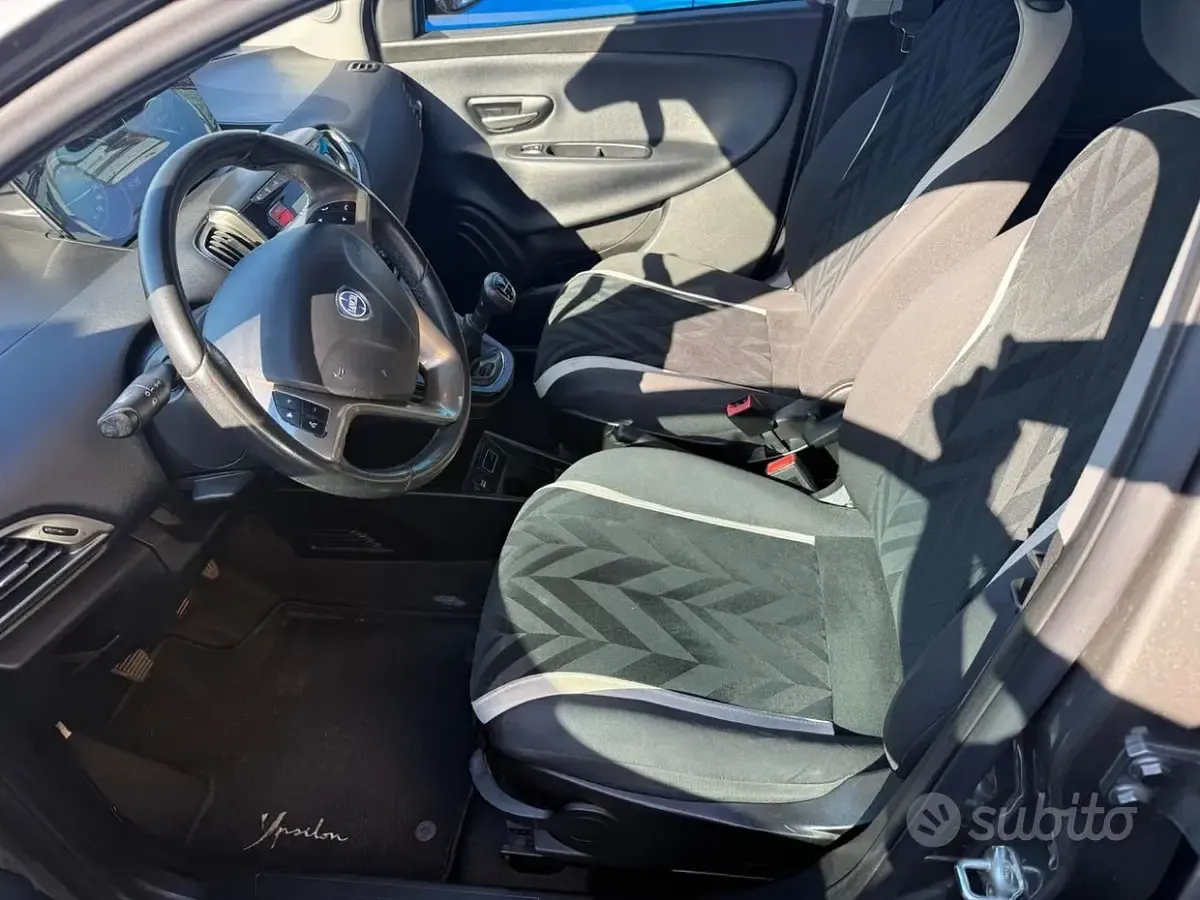 Usata Lancia Ypsilon Gold 95 CV (69 kW) 2017 Grigio Utilitaria