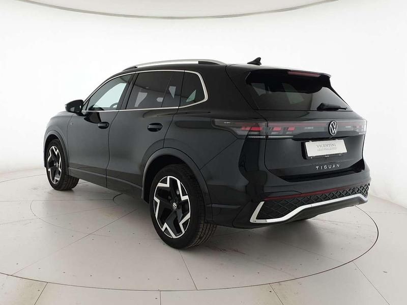 Usata VW Tiguan R-line Plus 150 CV (110 kW) 2025 Grenadill black metallizzato SUV