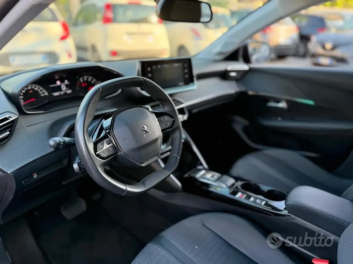 Usata Peugeot 208 Allure 101 CV (74 kW) 2022 Rosso Utilitaria