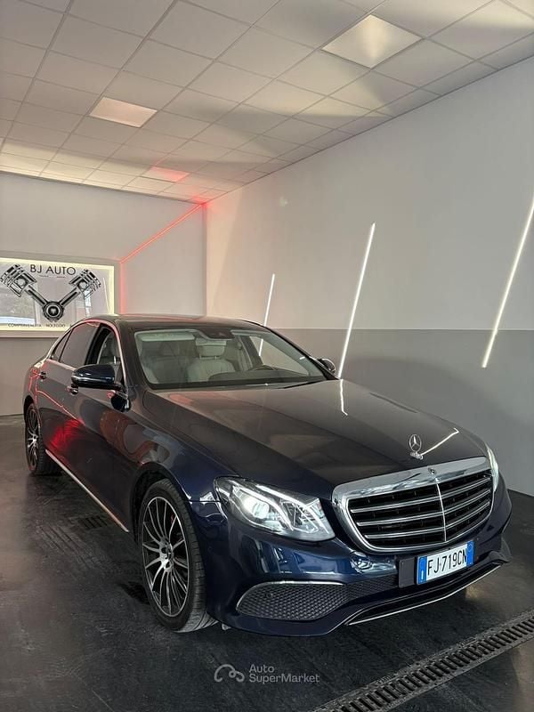Usata Mercedes E220 194 CV (142 kW) 2017 Blu Berlina