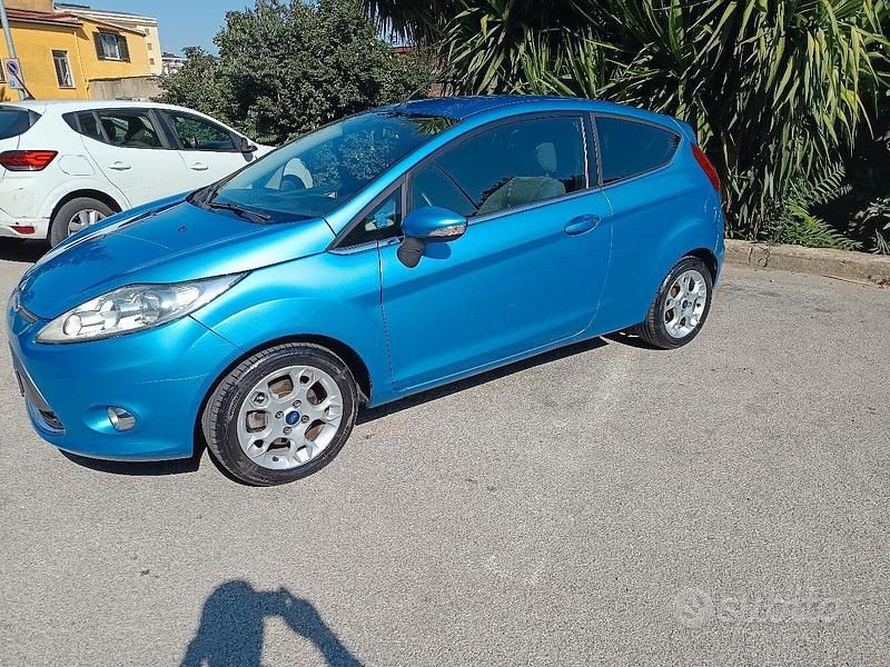 Blu Usata 2012 Ford Fiesta Titanium Due volumi | 3500 € (Ottimo prezzo) - Immagine 1/4