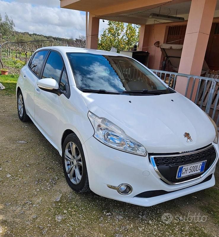 Bianco Usata 2013 Peugeot 208 Due volumi | 6700 € (Cara) - Immagine 1/4