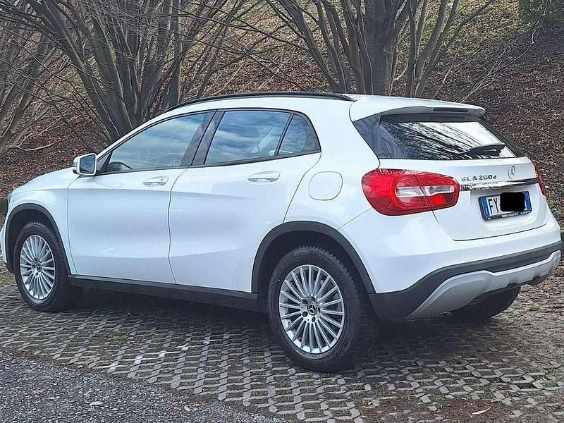 Usata Mercedes GLA200 136 CV (100 kW) 2019 Bianco SUV