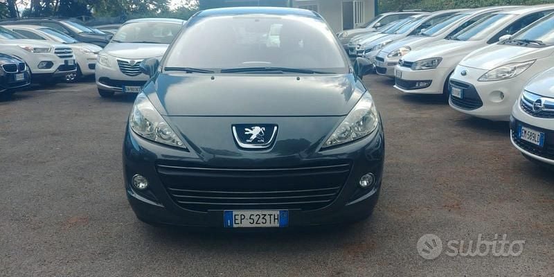 Grigio Usata 2013 Peugeot 207 Tre volumi | 5299 € (Buon prezzo) - Immagine 1/4