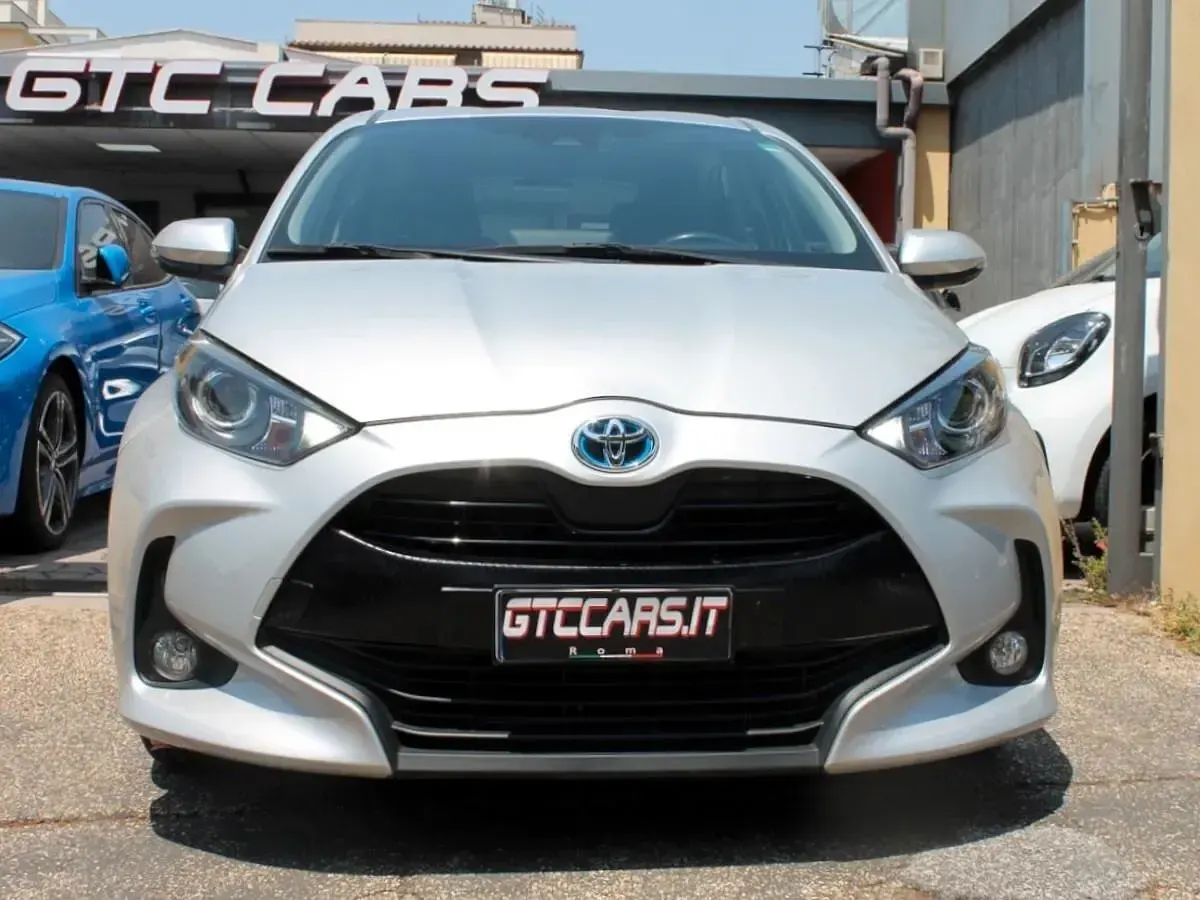 Usata Toyota Yaris Hybrid Business Edition 92 CV (67 kW) 2021 Argento Berlina